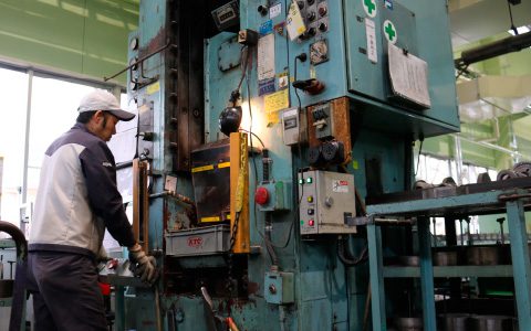 冷間鍛造の様子１