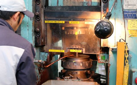 冷間鍛造の様子２