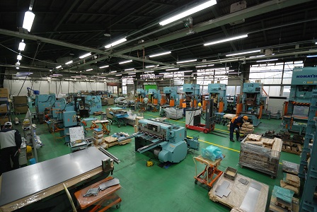 プレス板金の様子１