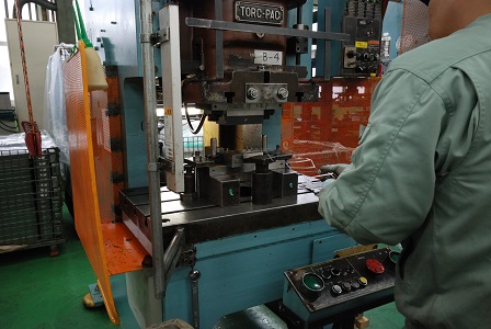 プレス板金の様子２